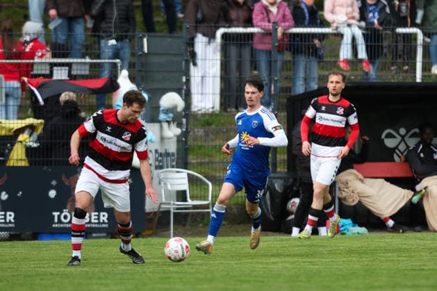 16 05 2026, Soccer, Men, Regionalliga Nord, Matchday 34, Altona 93 BSV Kickers Emden Nick Stepantsev blue 39 BSV Kickers Emden Josh Redfield 5 Altona 93