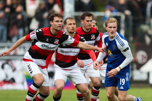 16 05 2026, Soccer, Men, Regionalliga Nord, Matchday 34, Altona 93 BSV Kickers Emden Theo Schröder blue 19 BSV Kickers Emden in duel with Josh Redfield 5 Altona 93