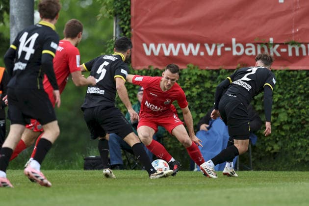 16 05 2026, Men, Soccer, Season 2025 2026, Regionalliga Bayern, Matchday 34 TSV Aubstadt SpVgg Bayreuth Nico Schmidt 8, TSV Aubstadt in duel with Edwin Schwarz 5, SpVgg Bayreuth and Leon Bucher 2, SpVgg Bayreuth Sulzfeld Schulstadion Aubstadt NGN Arena Bayern Germany