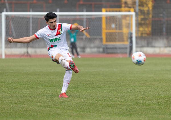 Aris Isa Malaj FC Augsburg II 33 crosses, crosses, plays the ball, FC Augsburg II vs FC Memmingen, matchday 34, season 2025 2026