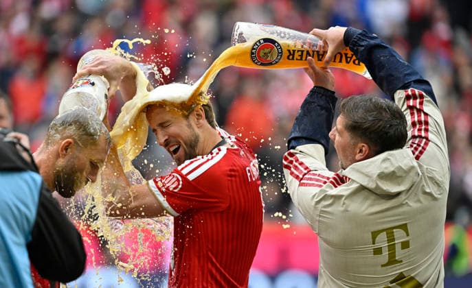 championship celebration, FC Bayern Muenchen celebrates the 35 championship title bowl championship bowl beer shower, wheat beer shower, beer, Harry Kane FC Bayern Muenchen FCB 09 for Konrad Laimer FC Bayern Muenchen FCB 27 FC Bayern Muenchen FCB vs 1 FC Koeln 16 05 2026 DFL REGULATIONS PROHIBIT ANY USE OF PHOTOGRAPHS AS IMAGE SEQUENCES AND OR QUASI VIDEO FC Bayern Muenchen FCB vs 1 FC Koeln