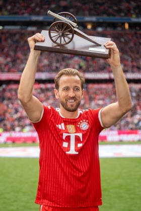 Harry Kane FC Bayern Muenchen, 09 with Torjaegerkanone, Torjubel, Jubel, Freude, Emotionen, Geste,, GER, FC Bayern Muenchen vs 1 FC Koeln, Fußball, 1 Bundesliga, 34 Spieltag, Spielzeit 2025 2026, 16 05 2026, DFL REGULATES PROHIBIT ANY USE OF PHOTOGRAPHS AS IMAGE SEQUENCES AND OR QUASI VIDEO, GER, FC Bayern Muenchen vs 1 FC Koeln, Football, 1 Bundesliga, Matchday 34, Season 2025 2026, 16 05 2026, Muenchen Copyright: xEibner-Pressefoto EdwardxCheungx EP_ECG