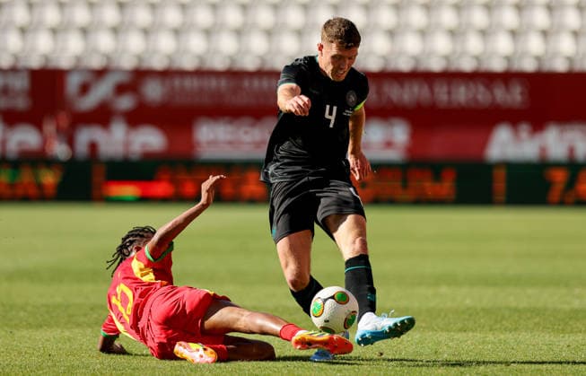 International Friendly, Länderspiel, Nationalmannschaft Enrique Roca Stadium, Murcia, Spain 16 5 2026 Republic of Ireland vs Grenada Ireland s Dara O Shea is tackled by Jermaine Francis of Grenada Dara O Shea is tackled by Jermaine Francis 16 5 2026  Copyright: x INPHO RyanxByrnex RB1_3338
