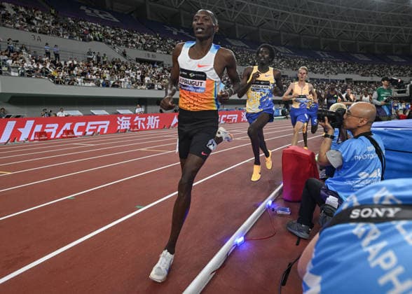 Wanda Diamond League 2026 - Shanghai Keqiao SHAOXING, CHINA - MAY 16: Mohamed Abdilaahi of Germany runs behind pacemaker Boaz Kiprugut of Kenya in the men s 3000m race, which Abdilaahi won in a world-leading time (WL) and national record of 7:25.77 during the Yangtze River Delta Athletics Diamond Gala, the Shanghai Keqiao leg and opening meeting of the 2026 Wanda Diamond League circuit, at the China Textile City Sports Center in Keqiao, Shaoxing, Zhejiang province, China, on May 16, 2026. Artur Widak Anadolu Zhejiang China. Editorial use only. Please get in touch for any other usage.  Copyright: x2026xAnadoluxArturxWidakx