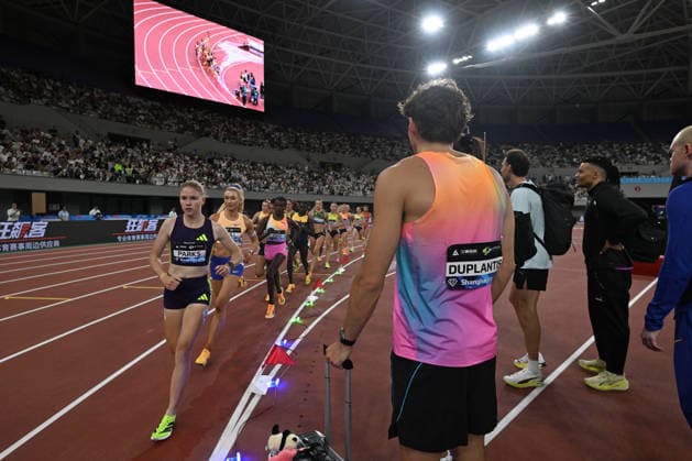 Wanda Diamond League 2026 - Shanghai Keqiao SHAOXING, CHINA - MAY 16: Armand Mondo Duplantis of Sweden watches from the trackside as a field of runners, led by Taryn Parks of the United States and Jessica Hull of Australia, compete in the women s 1500m race during the Yangtze River Delta Athletics Diamond Gala, the Shanghai Keqiao leg and opening meeting of the 2026 Wanda Diamond League circuit, at the China Textile City Sports Center in Keqiao, Shaoxing, Zhejiang province, China, on May 16, 2026. Artur Widak Anadolu Zhejiang China. Editorial use only. Please get in touch for any other usage. Copyright: x2026xAnadoluxArturxWidakx