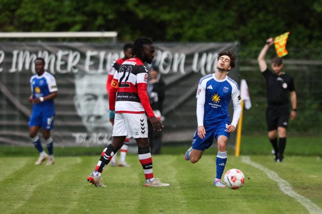 16 05 2026, Soccer, Men, Regionalliga Nord, Matchday 34, Altona 93 BSV Kickers Emden Mika Eickhoff blue 8 BSV Kickers Emden in a duel with Michael Ambrosius 22 Altona 93