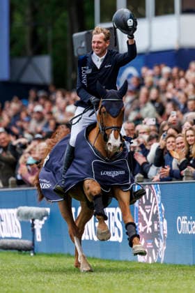 HAMBURG Al Shira aa 95 German Jumping and Dressage DERBY 2026, HAMBURG Al Shira aa 95 German Jumping and Dressage DERBY 2026 THIEME Andre GER , DSP Chakaria Prize giving ceremony LONGINES Grand Prix of Hamburg Al Shira aa CSI5 Tour CSI5 Int jumping competition with jump off 1,60m Hamburg, Jenischpark, Derby Park Klein Flottbek 16 May 2026