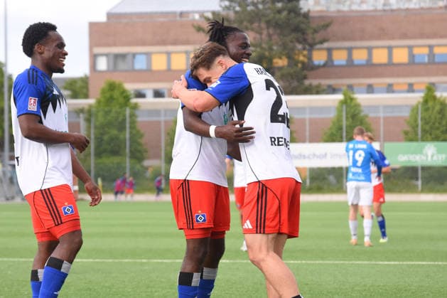 Soccer, Season 2025 26, Regionalliga Nord, Hamburger SV II U21 BW Lohne, Stadion Hoheluft Hamburg , 16 05 2026, Matchday 34 Glory Eliel Kiveta Ndongalasiya 18, HSV and Moritz Reimers 23, HSV, last match embrace after the goal Hamburg Germany