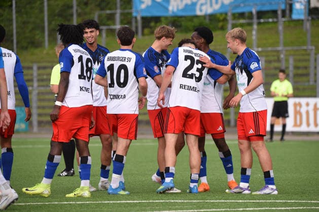 Soccer, Season 2025 26, Regionalliga Nord, Hamburger SV II U21 BW Lohne, Stadion Hoheluft Hamburg , 16 05 2026, Matchday 34 Hamburg players are happy about the 4 0 Hamburg Germany