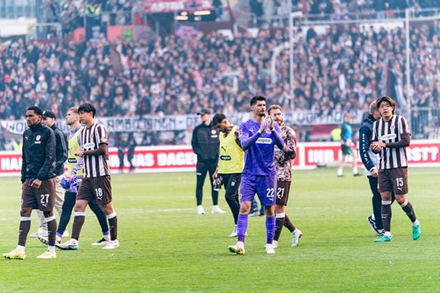 St Pauli Mannschaft enttaeuscht Enttaeuschung nach Niederlage, Andreas Hountondji FC St Pauli, 27 , Taichi Hara FC St Pauli, 18 , Goalkeeper Nikola Vasilj FC St Pauli, 22 , Lars Ritzka FC St Pauli, 21 , Tomoya Ando FC St Pauli, 15 , GER, FC St Pauli vs VfL Wolfsburg, Football, Bundesliga, Matchday 34, Season 2025 2026, 16 05 2026 DFL REGULATIONS PROHIBIT ANY USE OF PHOTOGRAPHS AS IMAGE SEQUENCES AND OR QUASI VIDEO GER, FC St Pauli vs VfL Wolfsburg, Football, Bundesliga, Matchday 34, Season 2025 2026, 16 05 2026 Hamburg Copyright: xEibner-Pressefoto MaxxVincenx EP_MVN