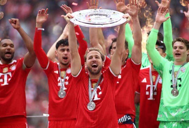 Football, Men, Bundesliga, Season 2025 2026, FC Bayern Munich 1 FC Cologne, Allianz Arena Championship celebration after the match here Harry Kane FC Bayern Munich raises the championship trophy DFB, DFL regulations prohibit any use of photographs as image sequences and or quasi video