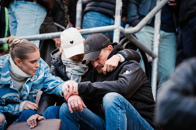 1 Bundesliga FC St Pauli vs VfL Wolfsburg, 16 05 2026 Alexander Blessin Coach FC St Pauli sits with his family in the stands, FC St Pauli is relegated Football, 1 Bundesliga, 34 Matchday FC St Pauli vs VfL Wolfsburg on 16 05 2026 at Millerntor Stadion, Hamburg DFL REGULATIONS PROHIBIT ANY USE OF PHOTOGRAPHS AS IMAGE SEQUENCES AND OR QUASI VIDEO Copyright: xBEAUTIFULxSPORTS Tonhäuserx