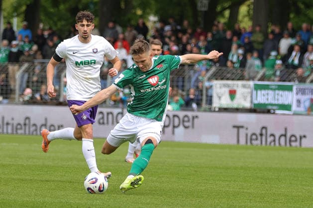 16 05 2026, Football, Men, Third League, 38 Matchday 3 League Season 2025 2026 FC Schweinfurt 05 FC Erzgebirge Aue Sebastian Müller FC Schweinfurt 05, 37 with shot Schweinfurt Riedel Bau Arena im Sachs Stadio Bayern Unterfranken Germany