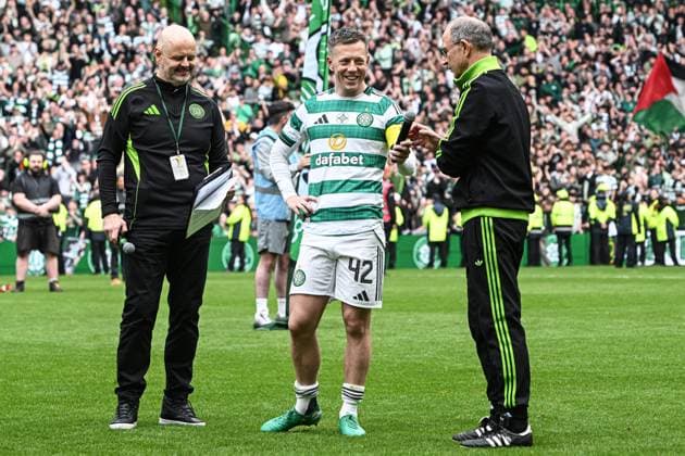 Celtic v Heart of Midlothian William Hill Premiership Callum McGregor hands the microphone to Manager Martin O™Neill of Celtic at full time during the William Hill Premiership match at Celtic Park, Glasgow 16 05 2026 UK Newspapers OUT Copyright: xJamiexJohnstonx FIL-23440-0170