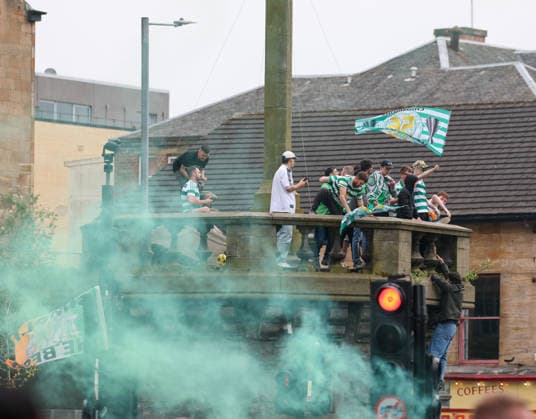 Celtic fans celebrate their team winning SPL Championship in the city centre of Glasgow. Celtic Celebrate Winning the William Hill Scottish Premiership, Football, Glasgow, Scotland, UK - 16 May 2026Glasgow Celtic Park United Kingdom  Copyright: xRobertxPerry Shutterstockx 16878623cn