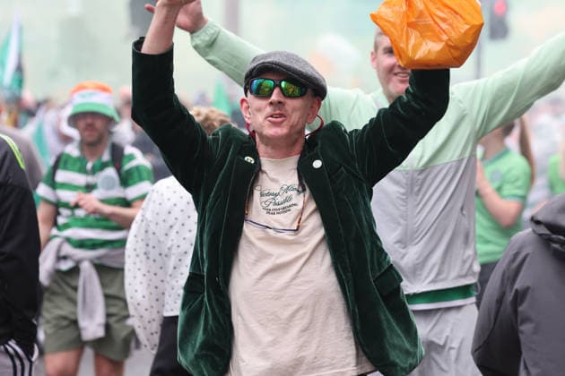 Celtic fans celebrate their team winning SPL Championship in the city centre of Glasgow. Celtic Celebrate Winning the William Hill Scottish Premiership, Football, Glasgow, Scotland, UK - 16 May 2026Glasgow Celtic Park United Kingdom  Copyright: xRobertxPerry Shutterstockx 16878623dy
