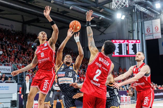 Austin Crowley BMA365 Bamberg Baskets, 85 , Justin Simon ratiopharm Ulm, 15 , Ibi Watson BMA365 Bamberg Baskets, 02 , BMA365 Bamberg Baskets vs ratiopharm Ulm, Basketball, easyCredit BBL, Playoff Quarterfinals, Game 1, 16 05 2026 BMA365 Bamberg Baskets vs ratiopharm Ulm, Basketball, easyCredit BBL, Playoff Quarterfinals, Game 1, 16 05 2026 Bamberg Copyright: xEibner-Pressefoto G.xSantemizx EP_EER