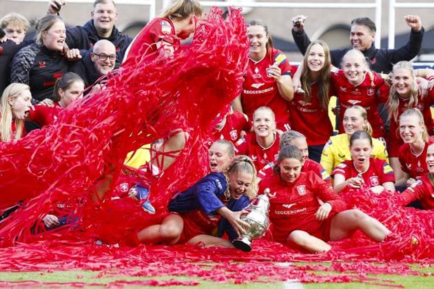 ROTTERDAM - FC Twente players with the KNVB Cup after the women s KNVB Cup final match between FC Twente (women) and PSV (women) at Sparta Stadion Het Kasteel on 16 May 2026 in Rotterdam, the Netherlands. BAS CZERWINSKI ANP Women s Eurojackpot KNVB Beker - Final 2025-2026 xVIxANPxSportx xxANPxIVx 558471361 originalFilename: 558471361.jpg