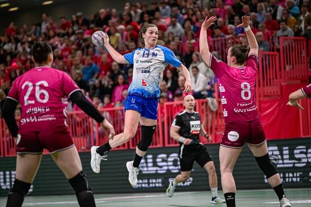 Scene with Alicia Soffel 13 Sport Union Neckarsulm , Ida Petzold 8 TuS Metzingen and Svenja Hübner 26 TuS Metzingen Scene with Alicia Soffel 13 Sport Union Neckarsulm and opponents Copyright: xspeedshotx