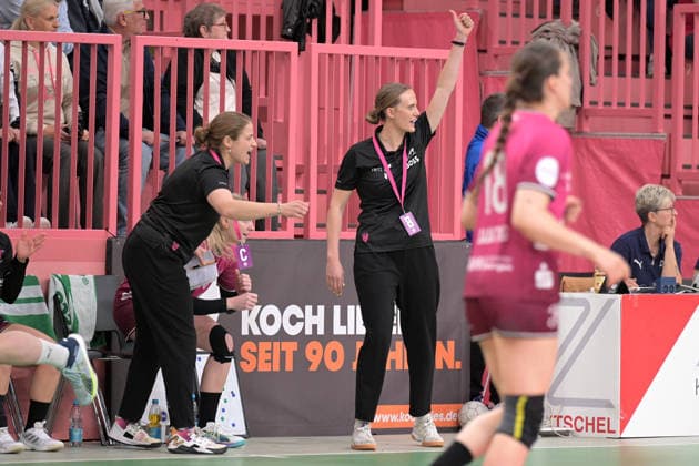 Louisa Wolf TusSies Metzingen, Co Coach and Miriam Hirsch TusSies Metzingen, Coach Cheering TusSies Metzingen vs Sport Union Neckarsulm , Handball, Alsco HBF, 5 Play Off League Matchday, Season 2025 2026, 16 05 2026 TusSies Metzingen vs Sport Union Neckarsulm , Handball, Alsco HBF, 5 Play Off League Matchday, Season 2025 2026, 16 05 2026 Tuebingen Copyright: xEibner-Pressefoto TobiasxBaurx EP_TBR
