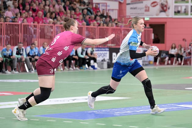 Annefleur Bruggeman Sport Union Neckarsulm, 11 am with ball against Ida Petzold TusSies Metzingen, 08 TusSies Metzingen vs Sport Union Neckarsulm , Handball, Alsco HBF, 5 Play Off League Matchday, Season 2025 2026, 16 05 2026 TusSies Metzingen vs Sport Union Neckarsulm , Handball, Alsco HBF, 5 Play Off League Matchday, Season 2025 2026, 16 05 2026 Tuebingen Copyright: xEibner-Pressefoto TobiasxBaurx EP_TBR