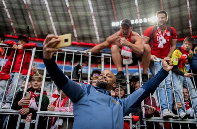 Munich, Germany May 16th 2026 Coach Vincent Kompany FCB takes photo with fans FC Bayern Munich 1 FC Cologne 16 05 2026