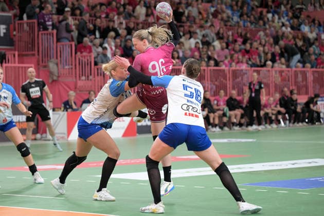 Charlotte Cholevova TusSies Metzingen, 96 on with ball against Kim Hinkelmann Sport Union Neckarsulm, 05 and Lilli Matilda Holste Sport Union Neckarsulm, 58 TusSies Metzingen vs Sport Union Neckarsulm , Handball, Alsco HBF, 5 Play Off League Matchday, Season 2025 2026, 16 05 2026 TusSies Metzingen vs Sport Union Neckarsulm , Handball, Alsco HBF, 5 Play Off League Matchday, Season 2025 2026, 16 05 2026 Tuebingen Copyright: xEibner-Pressefoto TobiasxBaurx EP_TBR