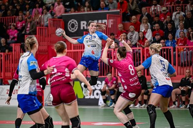 Scene with Alicia Soffel 13 Sport Union Neckarsulm , Kim Hinkelmann 5 Sport Union Neckarsulm , Ida Petzold 8 TuS Metzingen and Naina Klein 9 TuS Metzingen Scene with Alicia Soffel 13 Sport Union Neckarsulm and opponents Copyright: xspeedshotx