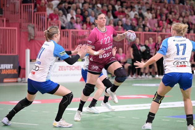 Gabriela Clausson Bitolo TusSies Metzingen, 22 on with ball against Annefleur Bruggeman Sport Union Neckarsulm, 11 and Lynn Holtman Sport Union Neckarsulm, 17 TusSies Metzingen vs Sport Union Neckarsulm , Handball, Alsco HBF, 5 Play Off League Matchday, Season 2025 2026, 16 05 2026 TusSies Metzingen vs Sport Union Neckarsulm , Handball, Alsco HBF, 5 Play Off League Matchday, Season 2025 2026, 16 05 2026 Tuebingen Copyright: xEibner-Pressefoto TobiasxBaurx EP_TBR