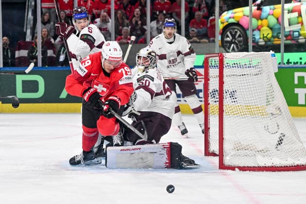 ZURICH, SWITZERLAND MAY 16 Calvin Thurkauf of Switzerland tries to score against goalkeeper Kristers Gudlevskis of Latvia during the 2026 IIHF Ice Hockey World Championship Switzerland game between Switzerland and Latvia at Swiss Life Arena on May 16, 2026 in Zurich, Zurich Zurich Swiss Life Arena Zurich Switzerland Copyright: xJustPictures.ch AndreaxBrancax jp-en-EuSpIm-JP7_ANB_Sui_Lat_16052026_4265