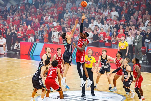 Thomas Klepeisz ratiopharm Ulm, 22 , Ejiofor Onu BMA365 Bamberg Baskets, 35 , Robert Lottermoser Referee , BMA365 Bamberg Baskets vs ratiopharm Ulm, Basketball, easyCredit BBL, Playoff Quarterfinals, Game 1, 16 05 2026 BMA365 Bamberg Baskets vs ratiopharm Ulm, Basketball, easyCredit BBL, Playoff Quarterfinals, Game 1, 16 05 2026 Bamberg Copyright: xEibner-Pressefoto G.xSantemizx EP_EER