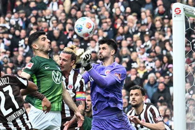 Konstantinos Koulierakis VFL Wolfsburg 4 scores the 0 1 with his head against goalkeeper Nikola Vasilj FC St Pauli 22 , FC St Pauli VFL Wolfsburg, Football, Bundesliga, DFL, 16 05 2026 DFB regulations prohibit any use of photographs as image sequences and or quasi video Hamburg Hamburg Germany Copyright: xkolbert-press BurghardxSchreyerx