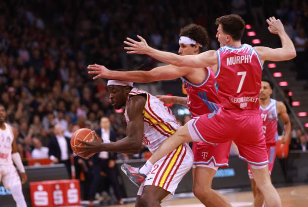 Charles Thompson Würzburg on the ball against Michael Kessens Bonn and Grayson Murphy Bonn , Bonn, Germany, 16 05 2026, Basketball Bundesliga, 1 Quarterfinals, Telekom Baskets Bonn vs Fitness First Würzburg Baskets