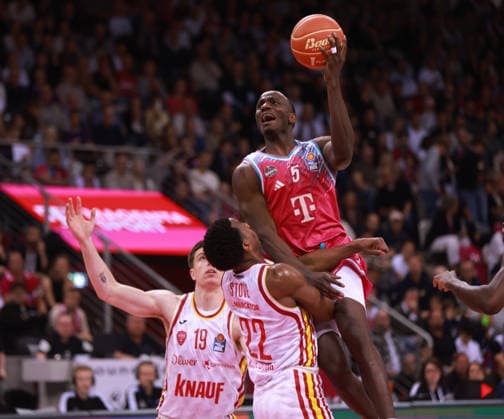 Tylan Birts Bonn on the ball against Johnathan Stove Würzburg and Christian Skladanowski Würzburg , Bonn, Germany, 16 05 2026, Basketball Bundesliga, 1 Quarter Final, Telekom Baskets Bonn vs Fitness First Würzburg Baskets