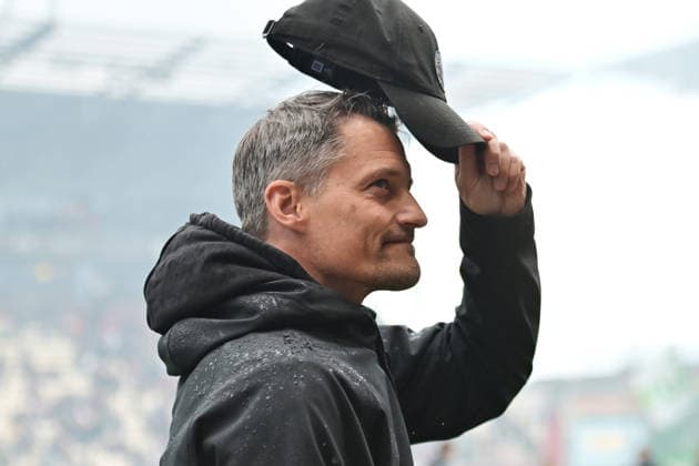 GER 1 FBL, FC St Pauli vs VfL Wolfsburg 16 05 2026, GER 1 FBL, FC St Pauli vs VfL Wolfsburg in the picture Coach Alexander Blessin Pauli 25 26 shows his cap in front of the fans nordphotoxGmbH xWitke nph00002