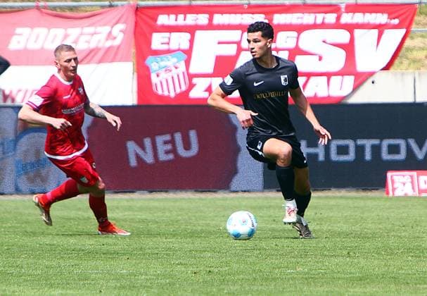 Marc Enke Leipzig on the ball, behind him Marc Philipp Zimmermann Zwickau Football Regionalliga Nordost 2025 26 FSV Zwickau Chemie Leipzig 1 0 am 16 5 2026 FSV Zwickau Chemie Leipzig