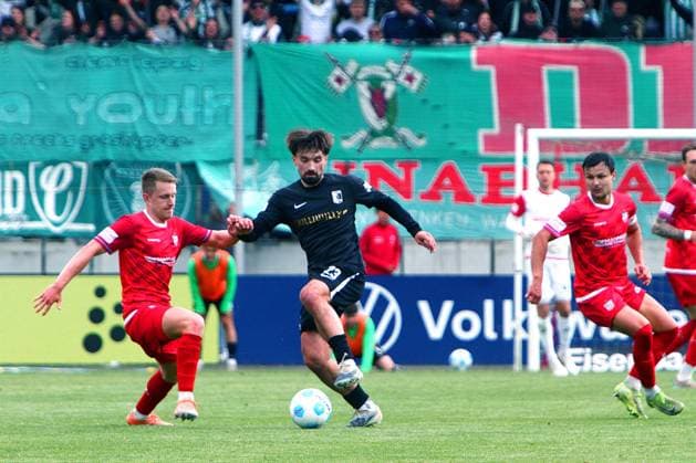Nils Lihsek Leipzig on the ball , left Daniel Haubner Zwickau , right Andrej Startsev Zwickau Soccer Regionalliga Nordost 2025 26 FSV Zwickau Chemie Leipzig 1 0 am 16 5 2026 FSV Zwickau Chemie Leipzig