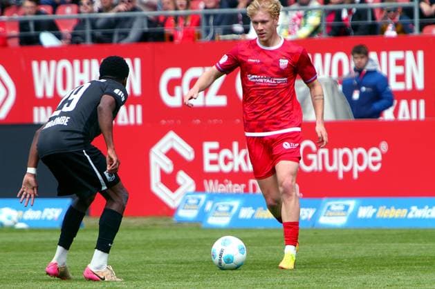 Luca Prasse Zwickau on the ball , left Jean Marie Nadjombe Leipzig Football Regionalliga Nordost 2025 26 FSV Zwickau Chemie Leipzig 1 0 am 16 5 2026 FSV Zwickau Chemie Leipzig