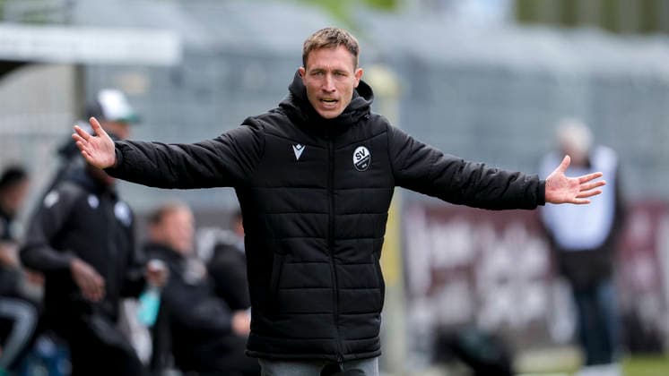 Kevin Stotz coach, head coach, SVS , gives instructions, gestures, gesticulates with arms, single picture, single photo, action, action, 16 05 2026, Sandhausen Germany , Football, Regionalliga Südwest, SV Sandhausen FC 08 Homburg xozx