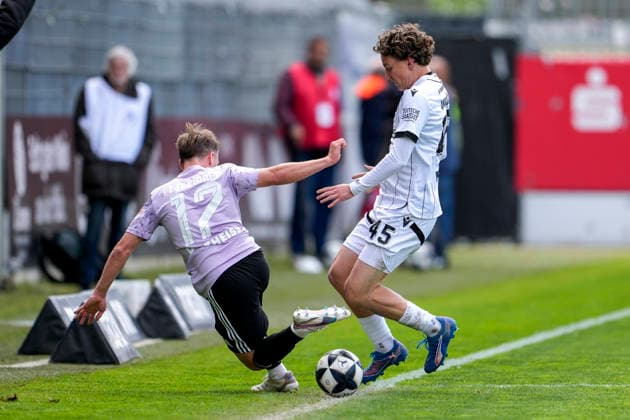 v li Justin Petermann Homburg, 17 , Batu Jonathan Akgöz SVS, 45 , duel, duel, tackle, tackling, dynamics, action, action, 16 05 2026, Sandhausen Germany , Football, Regionalliga Südwest, SV Sandhausen FC 08 Homburg xozx
