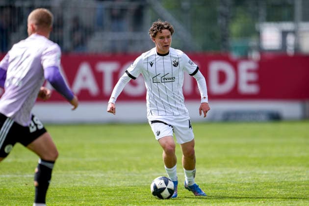 Batu Jonathan Akgöz SVS, 45 , on the ball, cropped, full body, single image, single photo, action, action, 16 05 2026, Sandhausen Germany , Football, Regionalliga Südwest, SV Sandhausen FC 08 Homburg xozx