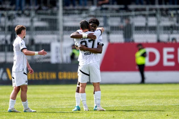 from left Niklas Tarnat SVS, 6 , Pascal Testroet SVS, 37, Captain hands over his captains armband to Kwabe Schulz SVS, 2 , Action, Action, Game scene, Player of SV Sandhausen SVS , at his farewell, Farewell to the club, Action, Action, 16 05 2026, Sandhausen Germany , Football, Regionalliga Südwest, SV Sandhausen FC 08 Homburg xozx