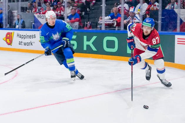 FRIBOURG, SWITZERLAND MAY 16 Michal Kovarcik of Czechia R in action during the 2026 IIHF Ice Hockey World Championship Switzerland game between Slovenia and Czechia at BCF Arena on May 16, 2026 in Fribourg, Fribourg Fribourg BCF Arena Fribourg Switzerland Copyright: xJustPictures.ch JarixPestelaccix jp-en-EuSpIm-JP6_JAR_Slovenia_Czechia_16May2026_00105
