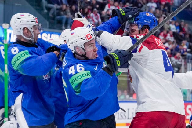 FRIBOURG, SWITZERLAND MAY 16 Matic Torok of Slovenia C against Jaroslav Chmelar of Czechia R during the 2026 IIHF Ice Hockey World Championship Switzerland game between Slovenia and Czechia at BCF Arena on May 16, 2026 in Fribourg, Fribourg Fribourg BCF Arena Fribourg Switzerland Copyright: xJustPictures.ch JarixPestelaccix jp-en-EuSpIm-JP6_JAR_Slovenia_Czechia_16May2026_00126