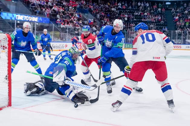 FRIBOURG, SWITZERLAND MAY 16 goalkeeper Lukas Horak of Slovenia 2nd L saves on Roman Cervenka of Czechia R during the 2026 IIHF Ice Hockey World Championship Switzerland game between Slovenia and Czechia at BCF Arena on May 16, 2026 in Fribourg, Fribourg Fribourg BCF Arena Fribourg Switzerland Copyright: xJustPictures.ch JarixPestelaccix jp-en-EuSpIm-JP6_JAR_Slovenia_Czechia_16May2026_00133