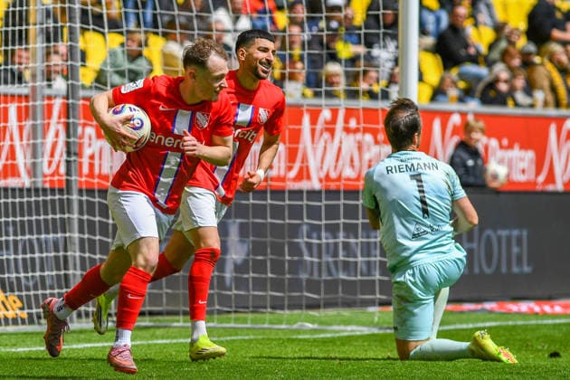 The players of TSV Havelse cheer about the connecting goal to 2 1, cheer about a goal, jubilation, goal celebration, celebrate the goal, goal, celebration, jubilation about the goal, optimistic, action, action, 16 05 2026, Aachen Germany , Soccer, 3 Liga, TSV Alemannia Aachen TSV Havelse, Soccer, 3 Liga, TSV Alemannia Aachen TSV Havelse, DFB DFL REGULATIONS PROHIBIT ANY USE OF PHOTOGRAPHS AS IMAGE SEQUENCES AND OR QUASI VIDEO xmhx