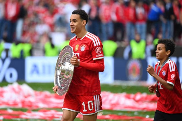 Jamal MUSIALA Bayern Muenchen with Meisterschale, Schale,Pokal,Cup,Trophaee, re Bruder Jerrell Siegerehrung Fussball 1 Bundesliga Saison 2025 2026, 34 Spieltag, Spieltag34 FC Bayern Muenchen 1 FC Koeln 5 1 am 16 05 2026 , A L L I A N Z A R E N A