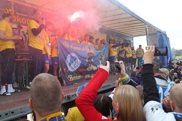 Soccer Regionalliga Nordost 1 FC Lok Leipzig 1 FC Magdeburg II 16 05 2026 The Lok Leipzig team celebrates the Regionalliga championship with their fans on an improvised truck stage Head coach Jochen Seitz Lok Leipzig at the microphone Football, Regionalliga Nordost, Season 2025 2026, 34 Matchday 1 FC Lok Leipzig vs 1 FC Magdeburg II on 16 05 2026 at Bruno Plache Stadium, Leipzig Copyright: xBEAUTIFULxSPORTS JanxKaeferx