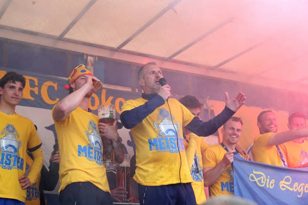 Soccer Regionalliga Nordost 1 FC Lok Leipzig 1 FC Magdeburg II 16 05 2026 The Lok Leipzig team celebrates the Regionalliga championship with their fans on an improvised truck stage Head coach Jochen Seitz Lok Leipzig at the microphone Football, Regionalliga Nordost, Season 2025 2026, 34 Matchday 1 FC Lok Leipzig vs 1 FC Magdeburg II on 16 05 2026 at Bruno Plache Stadium, Leipzig Copyright: xBEAUTIFULxSPORTS JanxKaeferx