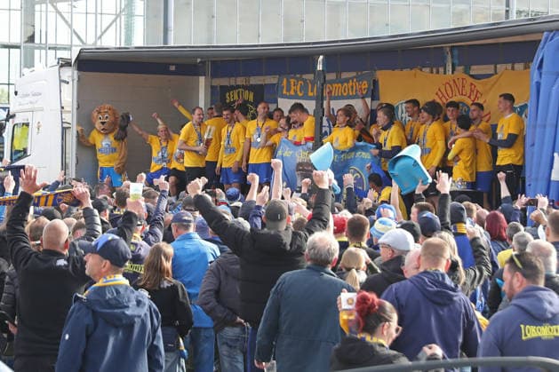 Soccer Regionalliga Nordost 1 FC Lok Leipzig 1 FC Magdeburg II 16 05 2026 The Lok Leipzig team celebrates the Regionalliga championship with their fans on an improvised truck stage Soccer, Regionalliga Nordost, Season 2025 2026, 34 Matchday 1 FC Lok Leipzig vs 1 FC Magdeburg II on 16 05 2026 at Bruno Plache Stadium, Leipzig Copyright: xBEAUTIFULxSPORTS JanxKaeferx